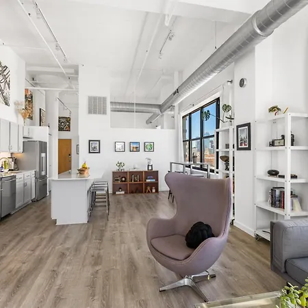 Modern Historic Loft 19Ft Ceilings, Gym, Heated Parking, Skyline Views, Balcony Apartment