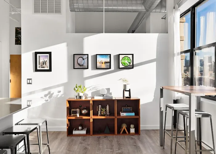 Modern Historic Loft 19ft Ceilings, Gym, Heated Parking, Skyline Views, Balcony * Chicago