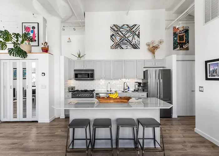 Apartment Modern Historic Loft 19ft Ceilings, Gym, Heated Parking, Skyline Views, Balcony *