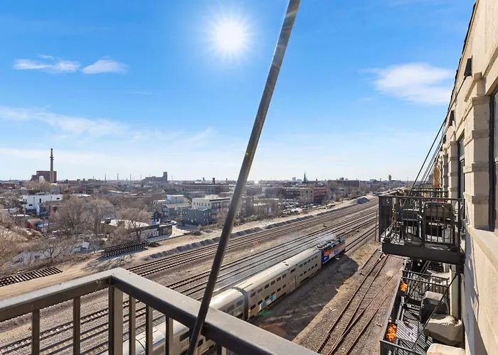 Apartment Modern Historic Loft 19ft Ceilings, Gym, Heated Parking, Skyline Views, Balcony Chicago