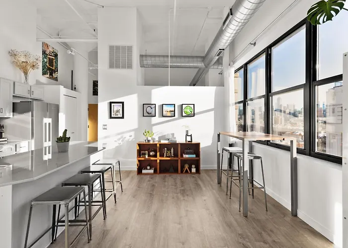Modern Historic Loft 19ft Ceilings, Gym, Heated Parking, Skyline Views, Balcony * Chicago