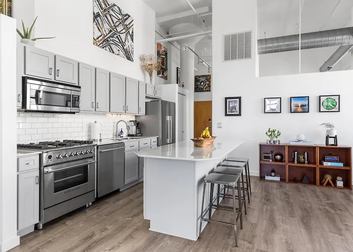 Modern Historic Loft 19ft Ceilings, Gym, Heated Parking, Skyline Views, Balcony Chicago