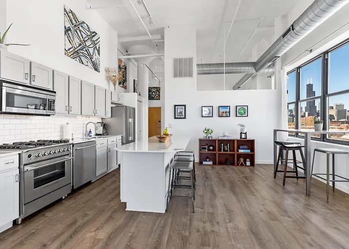Apartment Modern Historic Loft 19ft Ceilings, Gym, Heated Parking, Skyline Views, Balcony *