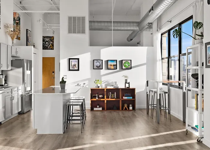 Modern Historic Loft 19ft Ceilings, Gym, Heated Parking, Skyline Views, Balcony Apartment Chicago