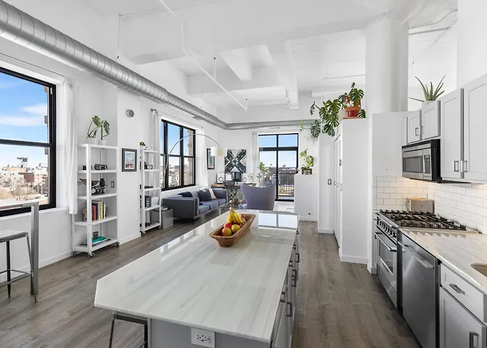 Modern Historic Loft 19ft Ceilings, Gym, Heated Parking, Skyline Views, Balcony Apartment