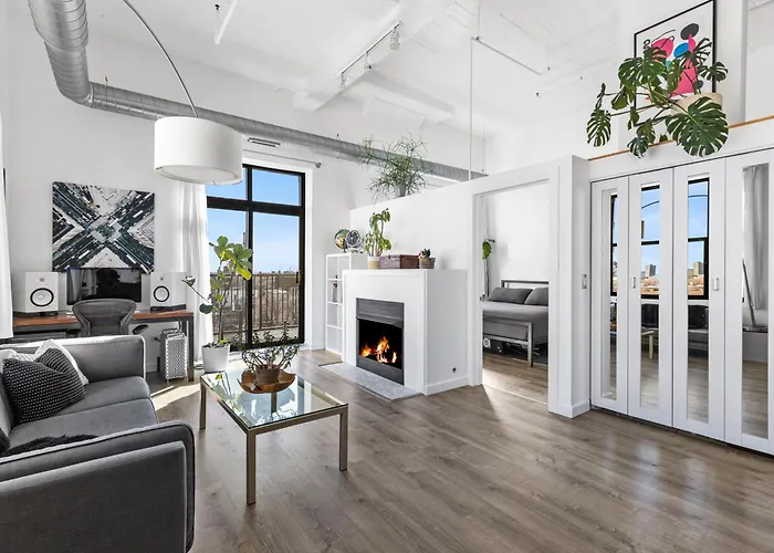 Apartment Modern Historic Loft 19ft Ceilings, Gym, Heated Parking, Skyline Views, Balcony