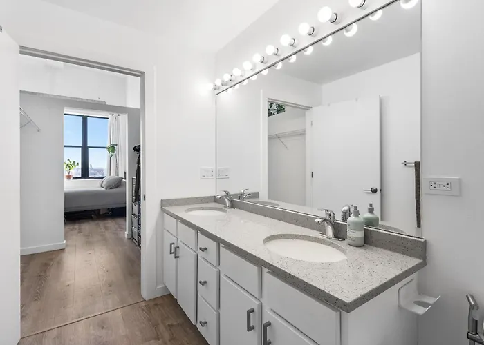 Apartment Modern Historic Loft 19ft Ceilings, Gym, Heated Parking, Skyline Views, Balcony *