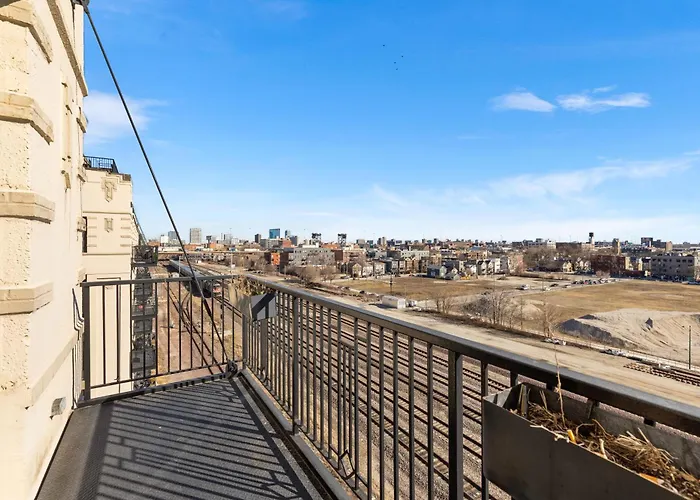 Apartment Modern Historic Loft 19ft Ceilings, Gym, Heated Parking, Skyline Views, Balcony Chicago