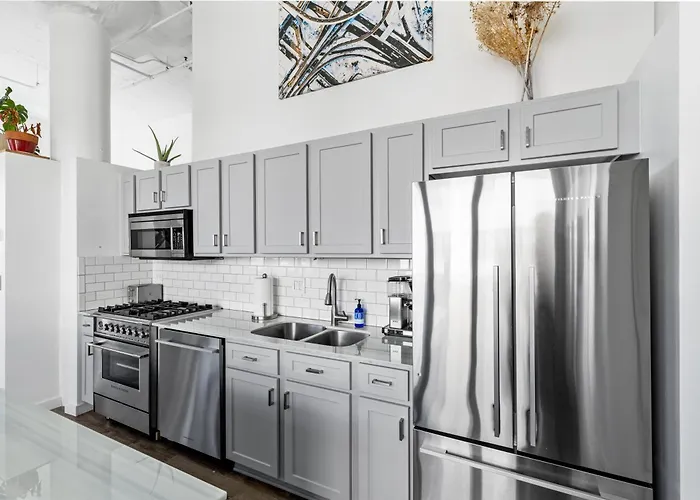 Modern Historic Loft 19ft Ceilings, Gym, Heated Parking, Skyline Views, Balcony Chicago