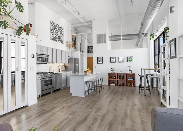 Apartment Modern Historic Loft 19ft Ceilings, Gym, Heated Parking, Skyline Views, Balcony