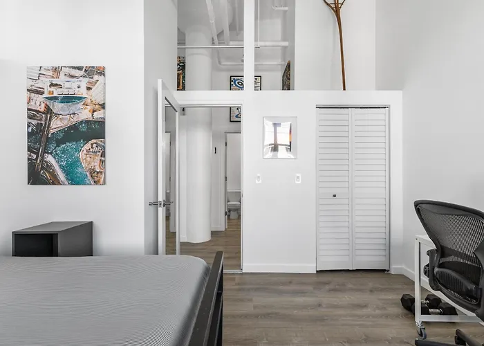 Apartment Modern Historic Loft 19ft Ceilings, Gym, Heated Parking, Skyline Views, Balcony Chicago