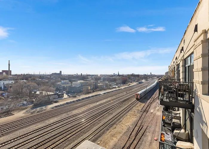 Modern Historic Loft 19ft Ceilings, Gym, Heated Parking, Skyline Views, Balcony Chicago