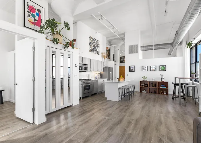Apartment Modern Historic Loft 19ft Ceilings, Gym, Heated Parking, Skyline Views, Balcony