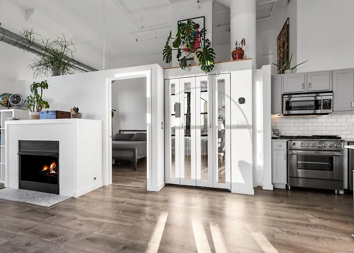 Modern Historic Loft 19ft Ceilings, Gym, Heated Parking, Skyline Views, Balcony Chicago